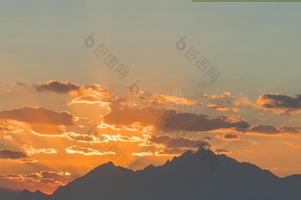 日落山山峰天.山山峰日落看法.山