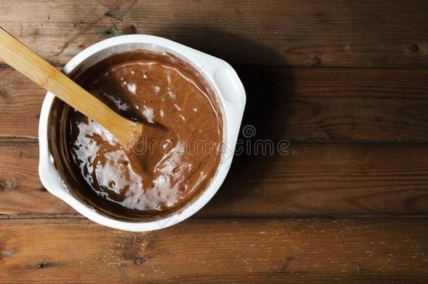 蛋糕平底锅和巧克力连续猛击和木制的勺关在上面向黑暗的