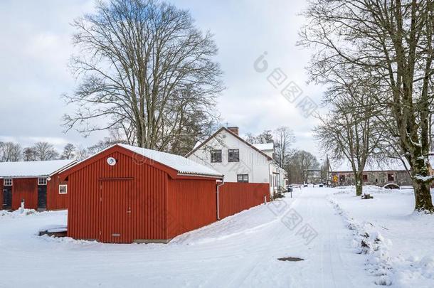 冬风景和红色的木制的住宅采用瑞典