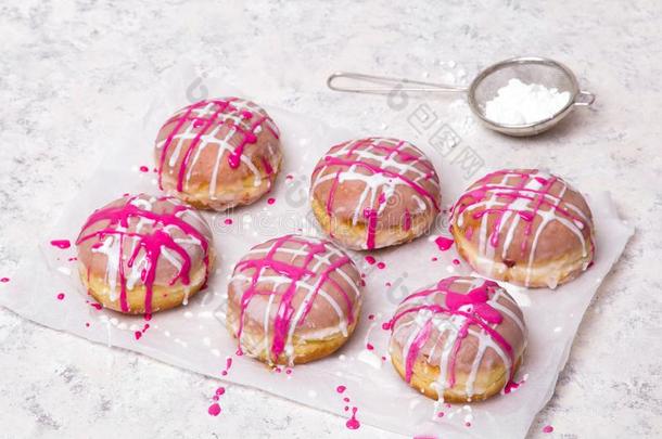 传统的擦光油炸圈饼和粉红色的霜状白糖和心少量