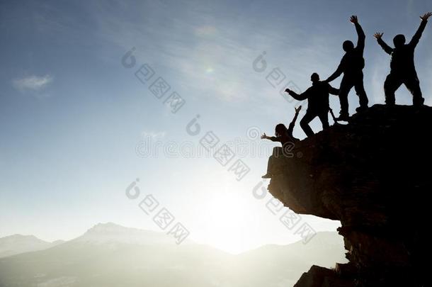 成功的登山者向岩石;成功的登山者队