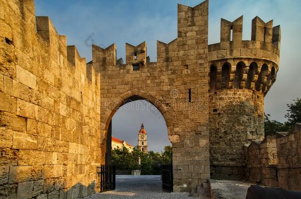 城堡门采用罗兹<strong>地貌</strong>名称岛老的城镇.
