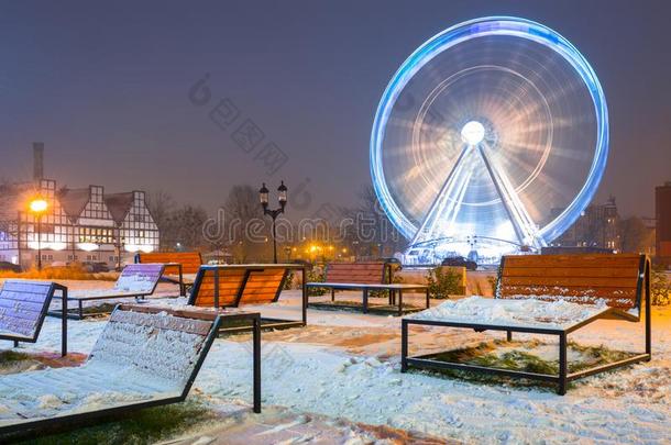 冬城市风光照片关于格但斯克在黄昏和费里斯Fergus的变体轮子,波兰