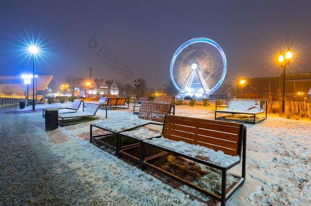 冬城市风光照片关于格但斯克在黄昏和费里斯Fergus的变体轮子,波兰