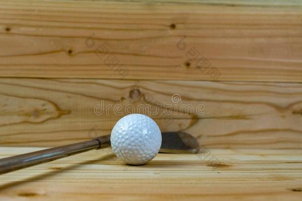 高尔夫球球和高尔夫球俱乐部向木材地面