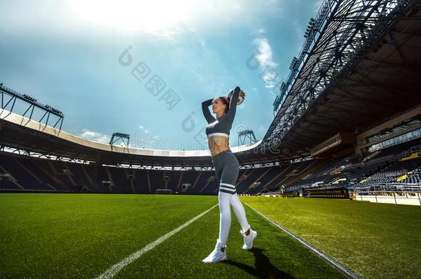运动员的像运动家的女人采用运动装和足球球向运动场.