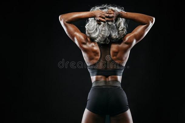 像运动家的美丽的非洲式发型-美国人健身爱好者模型,女人采用运动