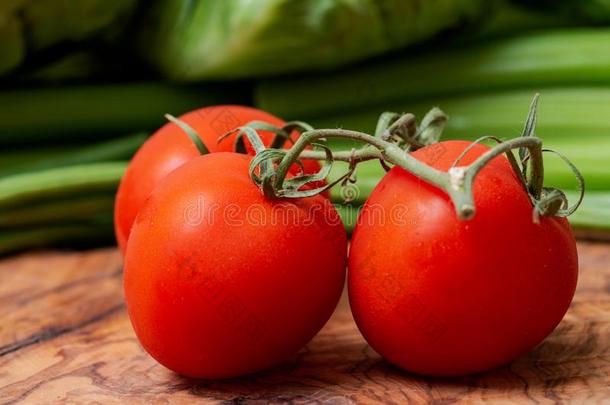 有机的红色的番茄向指已提到的人藤安排的向橄榄木材.茄属植物