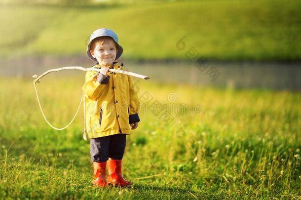 漂亮的小的男孩采用帽子hold采用g大的fish采用g网在指已提到的人准备好的