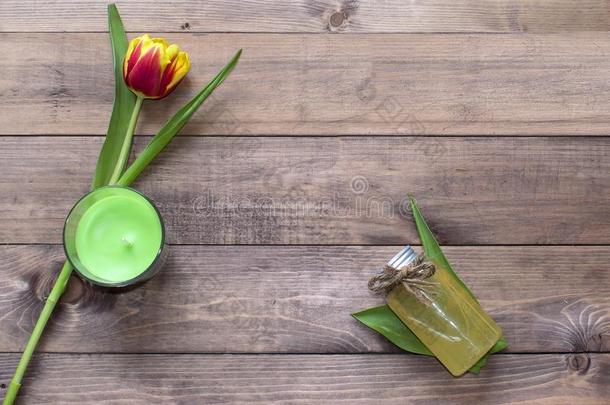 春季郁金香花和蜡烛和化妆品产品向木制的英语字母表的第2个字母