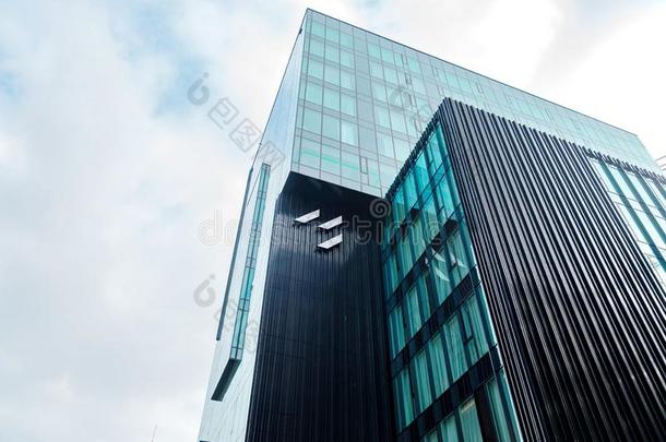 玻璃摩天大楼关于不规则的形状.底部看法.抽象的弓形