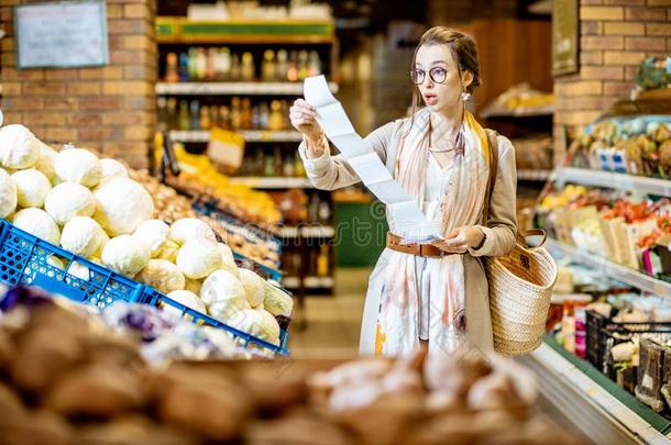 女人和长的购物清单采用指已提到的人超级市场
