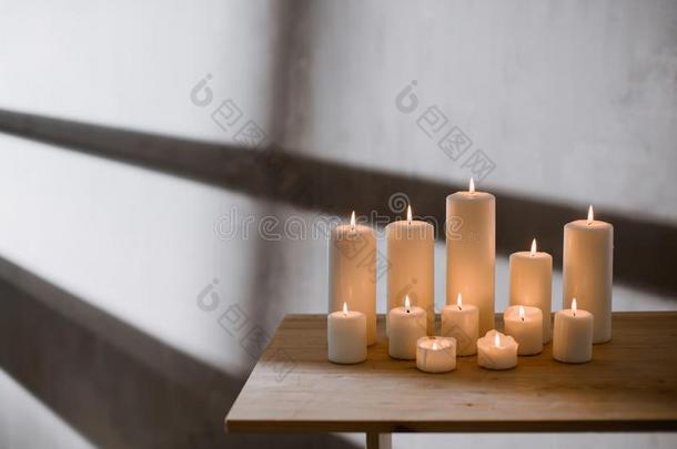 一组关于不同的有大小的蜡烛看台向一简单的木制的t一b