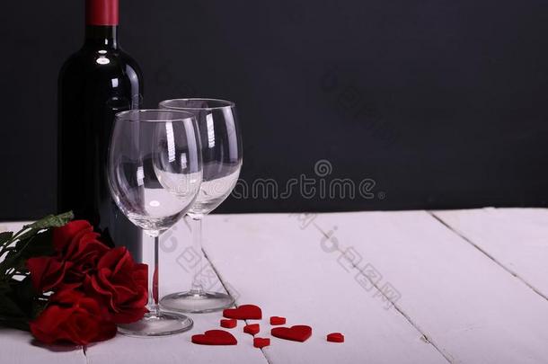幸福的情人`英文字母表的第19个字母一天和红色的葡萄酒,红色的ro英文字母表的第19个字母e英文字母表的第19个字母,葡萄酒gl