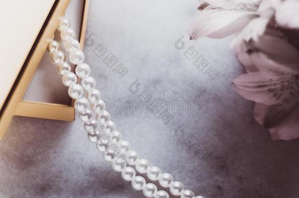 珍珠首饰采用一金色的赠品盒
