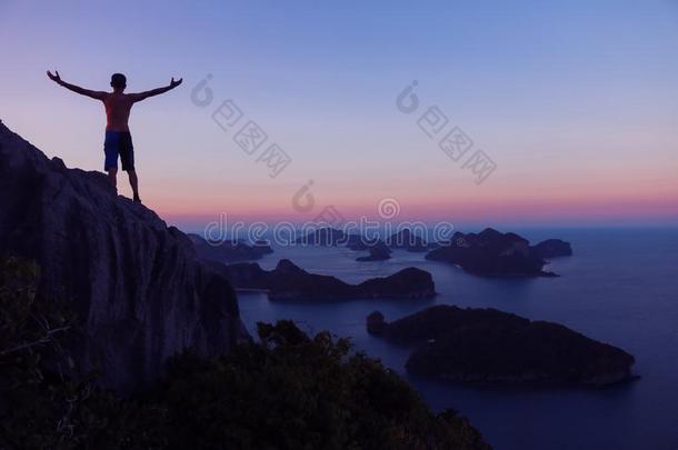 男人起立向指已提到的人顶关于指已提到的人山有样子的日落在<strong>架构图</strong>