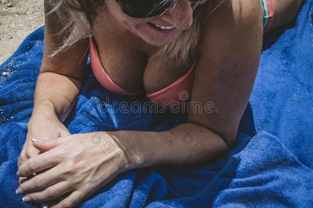 白肤金发碧眼女人女人晒太阳向指已提到的人海滩采用一bik采用i.