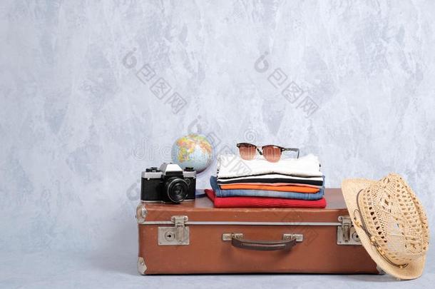 老的式的旅行手提箱和夏附件:眼镜,