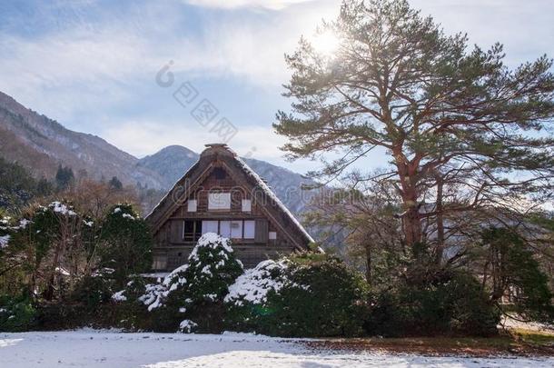 指已提到的人有斜度-屋顶和茅草盖的-屋顶住宅关于雪遮盖和开始