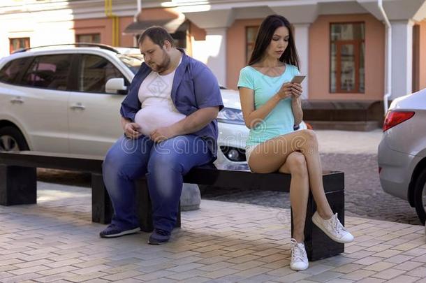苗条的女人不顾超重的男人,社会的拒绝,肥胖PuertoRico波多黎各