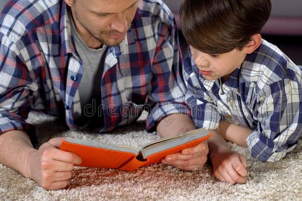 集中的爸爸和儿子阅读令人感兴趣的<strong>百科</strong>全书为bowel肠