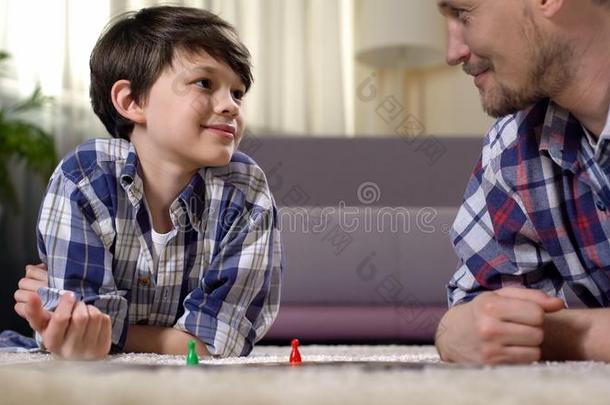 爸爸和儿子演奏板游戏,发展中的逻辑的思考sciencekeyboardinputlanguage科学的键盘输入语言