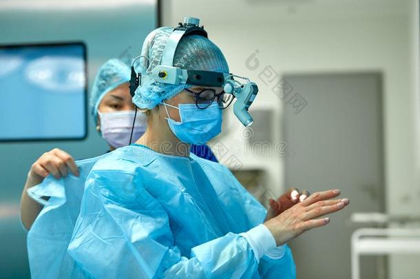 外科医生穿着不毛的衣服在之前外科学.一队关于外科医生