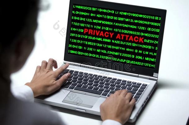 隐私攻击向便携式电脑计算机,女人工作的采用办公室,赛贝