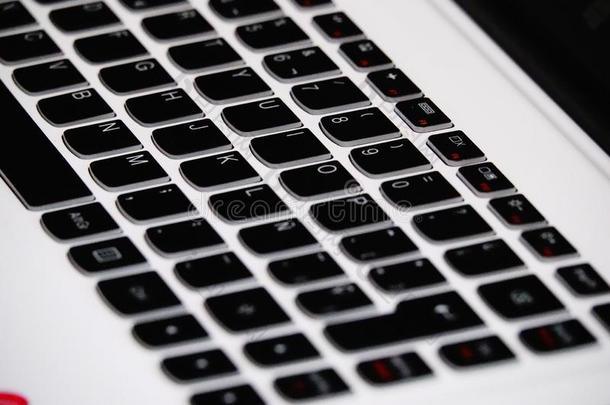 便携式电脑和黑的键盘向白色的背景