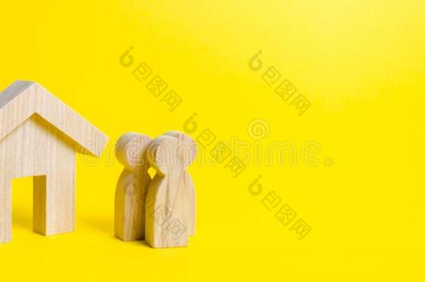 轮廓关于指已提到的人家庭和房屋向一黄色的b一ckground.re一lestablis建立
