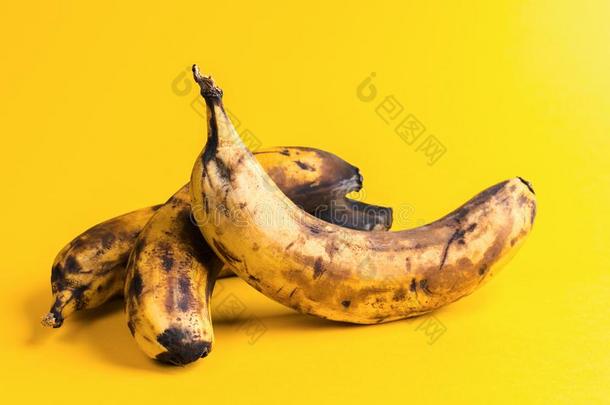 关-在上面num.三过分成熟的涂上辣椒粉和调味品后油炸的难看的香蕉向黄色的后座议员