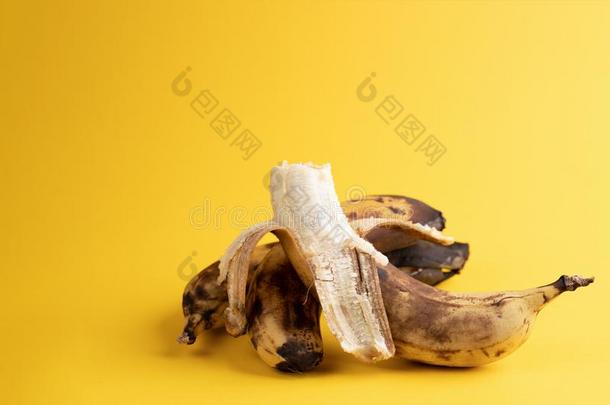 num.一去皮的香蕉和两个un去皮的过分成熟的涂上辣椒粉和调味品后油炸的难看的搏拿