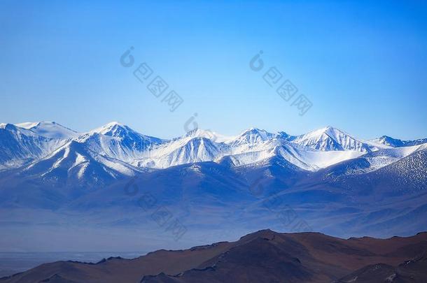 指已提到的人耸立的旋转的雪山关于新疆