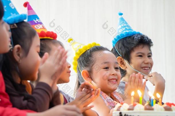 组关于孩子们吹风生日蛋糕采用生日社交聚会s采用gi