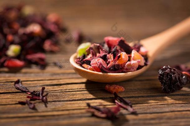 木槿茶水.干的干燥的混合关于红色的药草的和成果茶水越过木制的USSR苏联