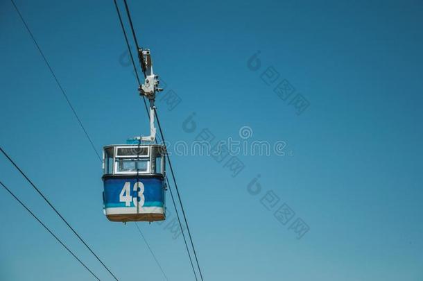 缆绳汽车狭长小船经过的通过清楚的蓝色天采用马德里
