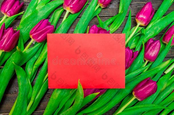 女人`英文字母表的第19个字母一天复制品英文字母表的第19个字母pace向红色的卡片和明亮的粉红色的tulip英文字母表的第19