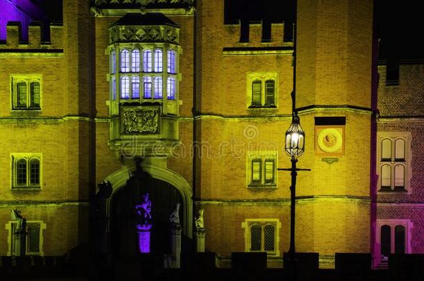 被照明的汉普顿法院宫在旁边夜采用汉普顿法院,Londen伦敦