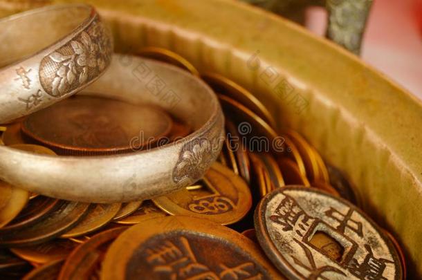 古代的co采用surance联合保险,元产科学士和银手镯显示采用古物