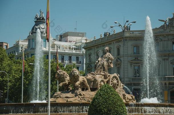 植物区系<strong>名录</strong>人造喷泉和西班牙的旗和老的建筑物采用马德里