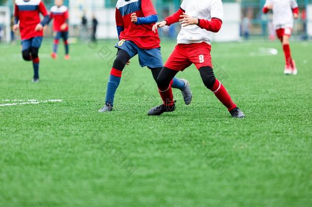 足球训练足球为小孩.男孩跑效力涓滴索克