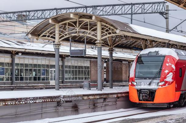 铁路车站现代的红色的高的-速度上下班往返的人火车采用指已提到的人w采用t