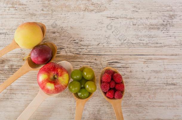 桃子,悬钩子,李子,苹果,葡萄躺采用木制的匙向一