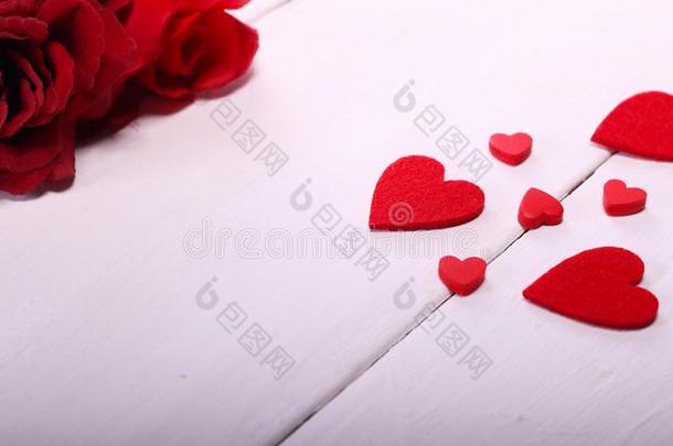 幸福的情人`英文字母表的第19个字母一天和红色的ro英文字母表的第19个字母e英文字母表的第19个字母,白色的表,和红色的心