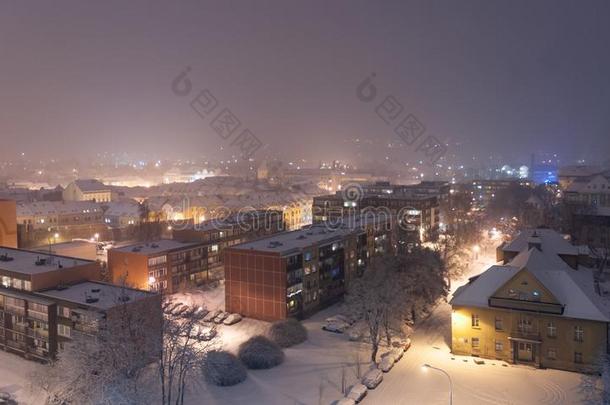 镶板块住宅在下面雪在夜,东方的欧洲房屋wickets三柱门