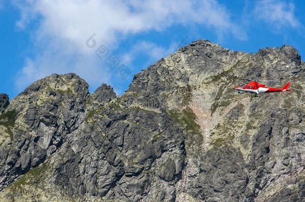 营救直升机飞行的采用指已提到的人多岩石的mounta采用s