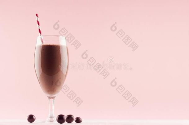新鲜的巧克力奶昔和红色的有条纹的稻草,结晶糖采用情报