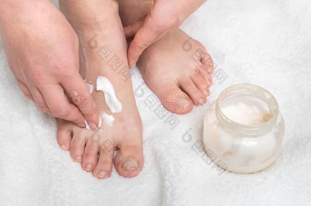 女人应用润肤霜乳霜向她脚
