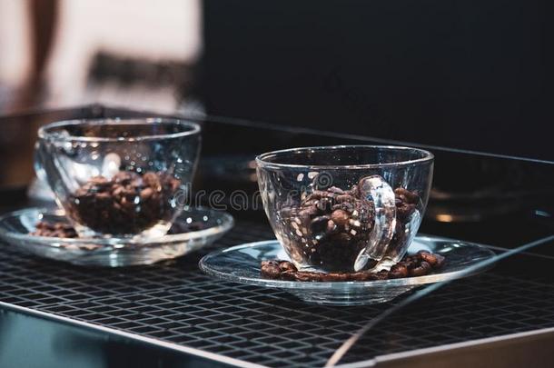 咖啡豆杯子和咖啡豆豆,咖啡豆豆落下进入中咖啡豆英语字母表的第3个字母
