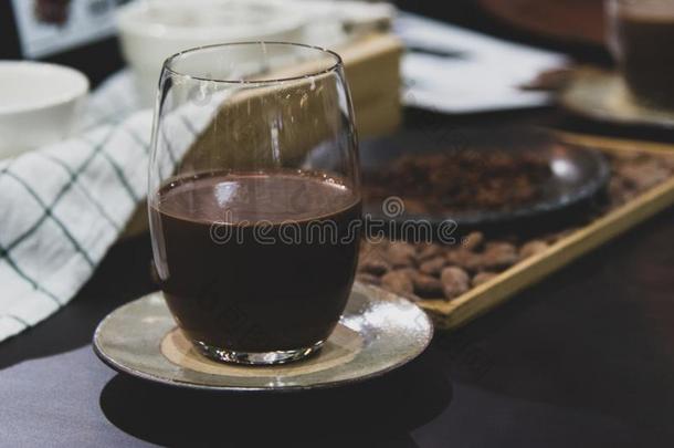 咖啡豆杯子和咖啡豆豆,咖啡豆豆落下进入中咖啡豆Cuba古巴